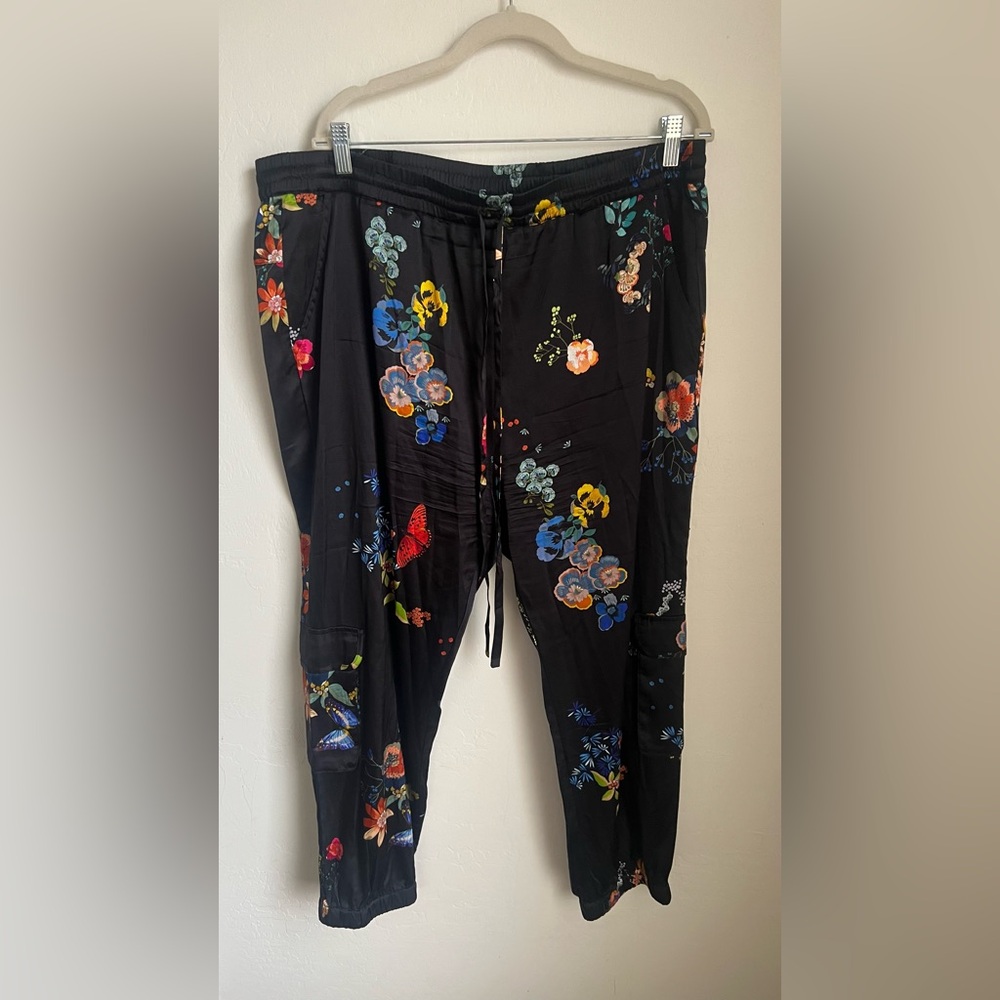 Johnny Was Charcoal Pants with Floral Design 🖤🌺